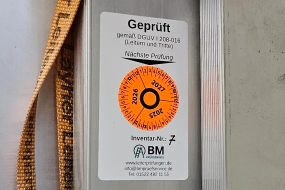 Essen – Prüfplakette mit Inventarnummer nach Leiterprüfung gemäß DGUV 208-016