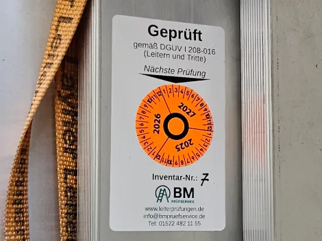 Gültige DGUV-Prüfplakette nach Information 208-016 mit Inventarnummer von BM Prüfservice