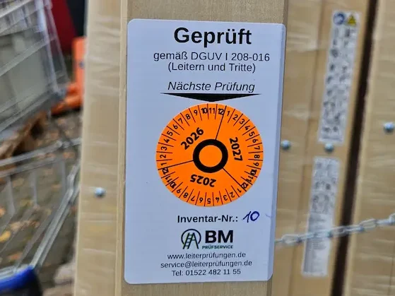 Leiter mit Prüfplakette – Leiterprüfung im Ruhrgebiet